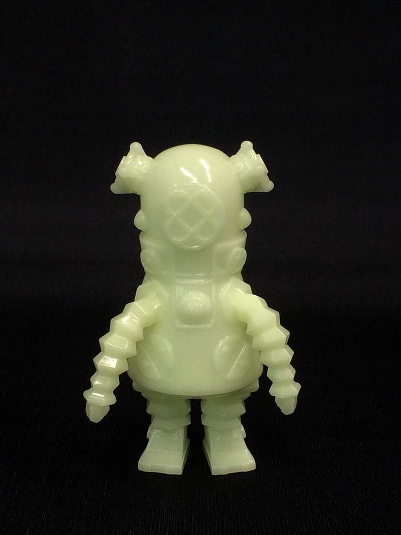 10BFactory's glowinthedark "MoguMing" figures from JUNGLE